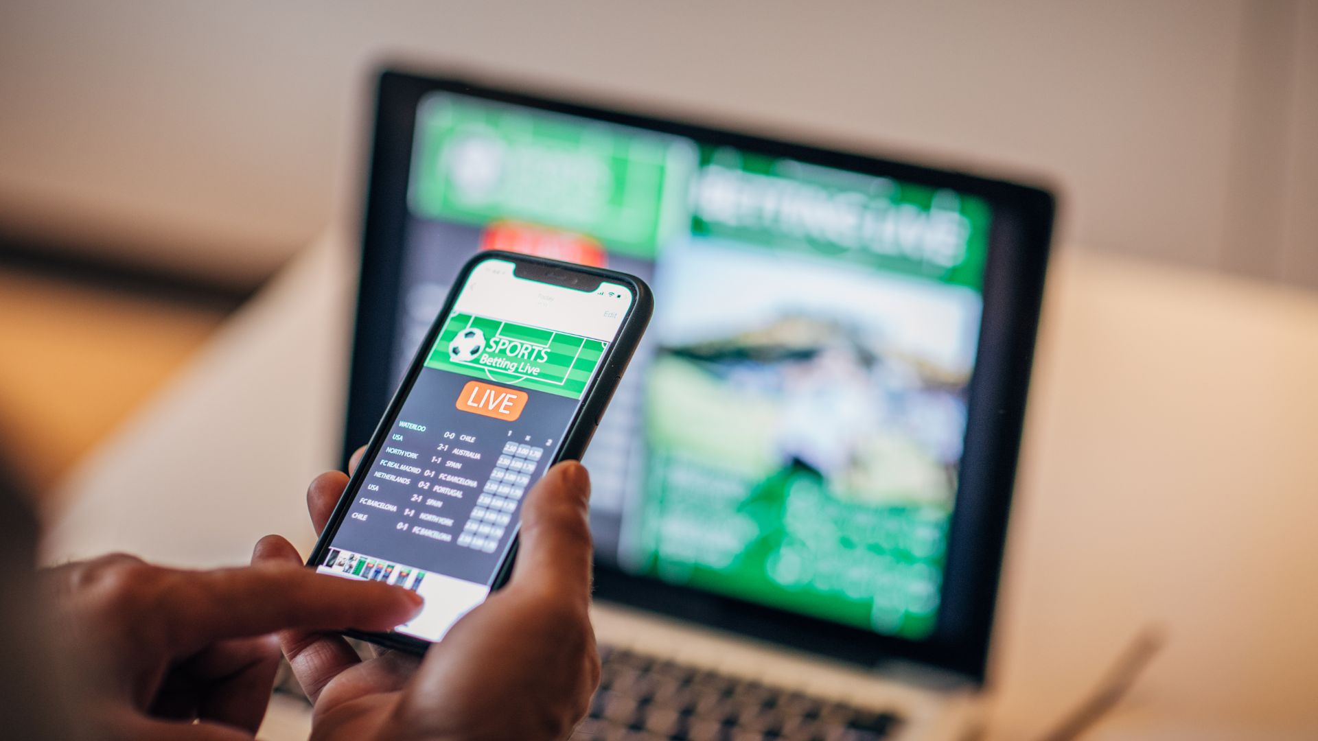 CRM aziendale personalizzato utilizzato da smartphone e computer